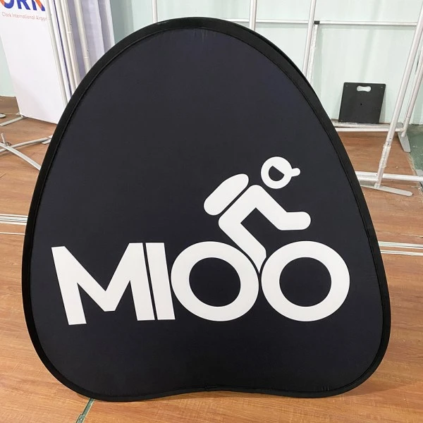 Napa Spanduk Pop Up Segitiga Dadi Alat Iklan Luar Ruangan sing Paling Efektif kanggo Acara lan Promosi